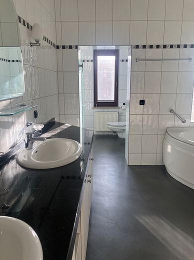 zentral gelegenen Wohnung in denkmalgeschützter Altbauvilla – Separates WC