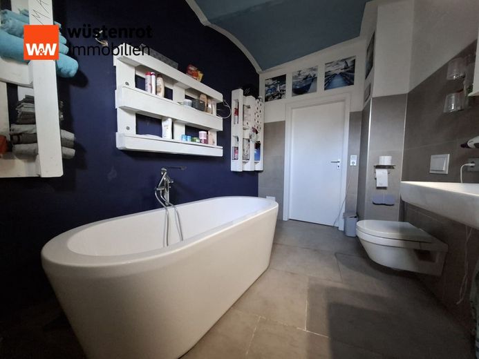 Einfamilienhaus in Rackith. Viel Platz für Familie, Garten, Tierhaltung &amp; individuelle Gestaltung – Badezimmer mit Blick zur freistehenden Badewanne