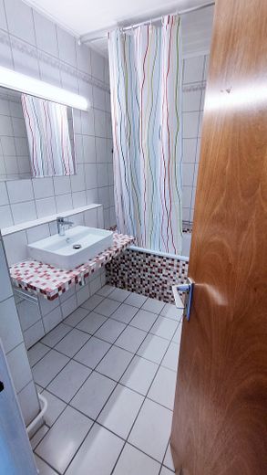 3 Zimmer Wohnung mit Gartenbenutzung – Bad
