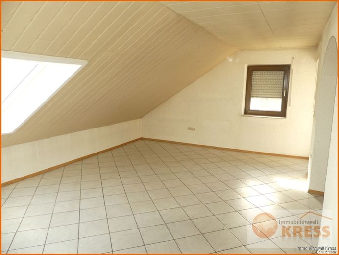 Moderne und gepflegte 4-Zimmer Wohnung in ruhiger Lage, Flieden-Oberstork m. Balkon im Dachgeschoss – Bild 4