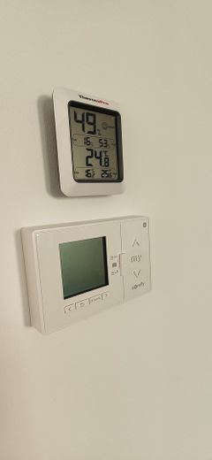 Top modernisierte 2-Zimmer-Wohnung mit Balkon und Tiefgaragen-Stellplatz an der Grenze zu HH – Bedienelement Rollladen
