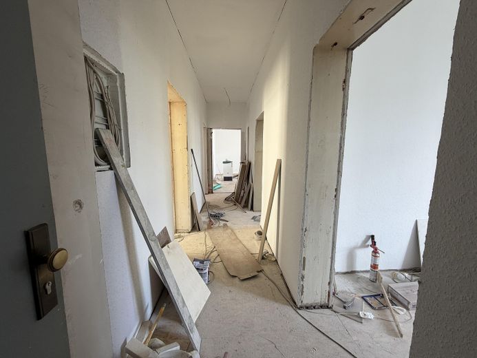 *Erstbezug* Kernsanierte 3-Zimmer Altbau Wohnung mitten im Nordend mit EBK und Skylineblick – Flur/ Eingansbereich