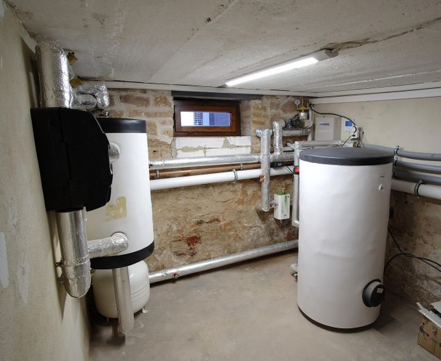 Doppelhaushälfte kernsaniert mit Wärmepumpe + Bauland mit Baugenehmigung in Dreieichenhain – Keller Heizungsraum