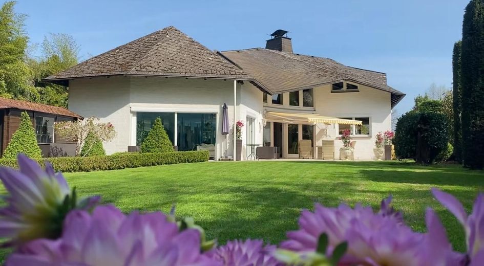 فيلا معمارية حصرية مع مسبح داخلي في غروس بورغفيدل قرب هانوفر – Hausansicht vom Garten aus