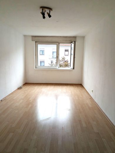 SW-Stadt semtinde keyifli daire: 2 oda, 3. kat, asansör, camlı balkon – Zimmer rechts