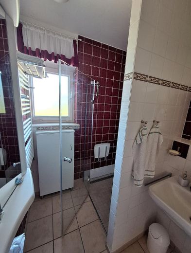 Großzügiges Einfamilienhaus in Alleinlage mit 3.250 qm Grundstück – Bad Erdgeschoss_2