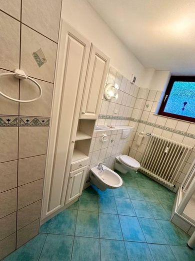 Zweifamilienhaus mit 2 sep. Wohneinheiten | Mögl. Anlageobjekt – Badezimmer Wohnung UG