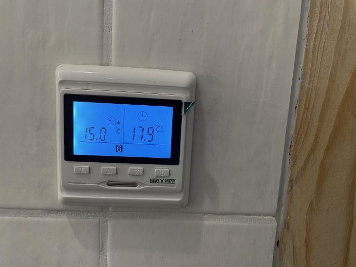 Renovierte 2,5-Zimmer Möblierte Wohnung Galerie Loft in Rottenburg – Fußbodenheizung Bad