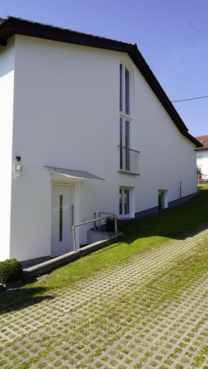 Wohnen, Arbeiten, Vermieten: Flexibles Raumwunder mit Anbau! – Ansicht  Ost