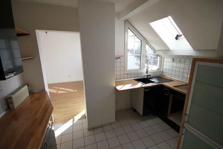Lichtdurchflutete Komfort-Dachgeschoßwohnung für Zwei in schöner Wohnlage direkt in Neu-Isenburg – Küche 2
