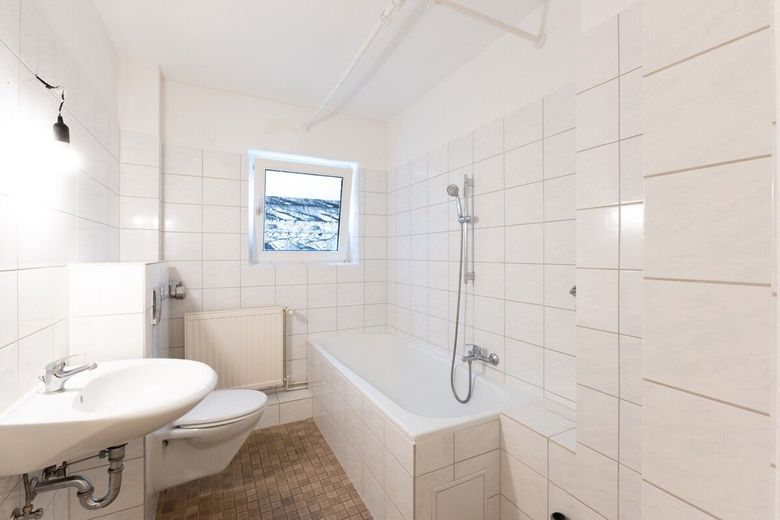 Erdgeschosswohnung - sofort bezugsfertig und leerstehend – Wannenbad