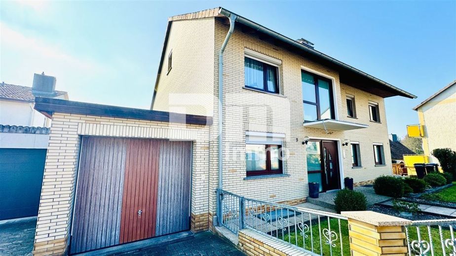 Modernisiertes Ein-/ Zweifamilienhaus inkl. PV-Anlage + 
Garage auf Traumgrundstück – Frontansicht / Garage