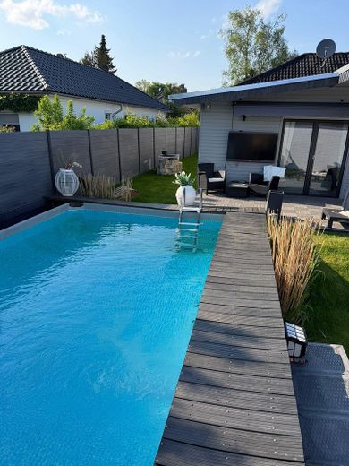 Bungalow familial de rêve avec 6,5 pièces et piscine à Wedemark – Pool mit Terrasse