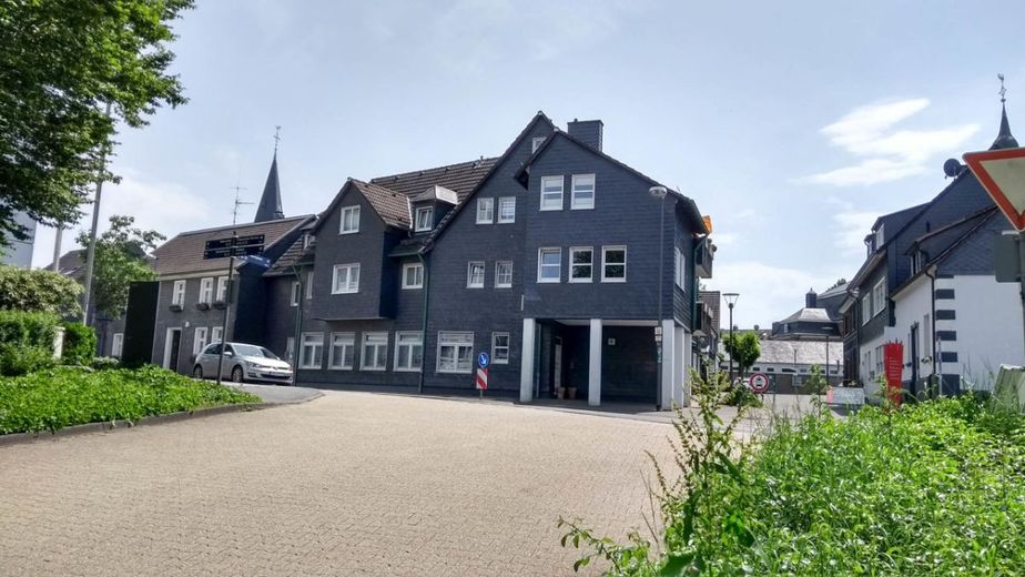 EBENERDIGE ATTRAKTIVE BÜRORÄUME IM STADTZENTRUM VON RADEVORMWALD – Öffentliches Parken für 2 Stunden auf dem Rathausparkplatz