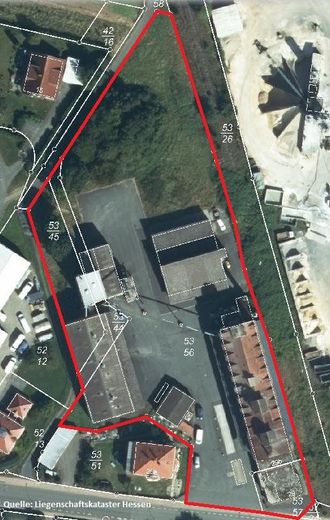 Gewerbeimmobilie mit Lagerflächen, Bürogebäude und großzügigem Betriebsgelände – Luftbild Liegenschaftskarte