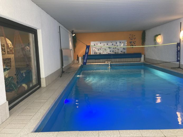 Von Privat: Großes Einfamilienhaus mit Wellnessbereich zu verkaufen! – Foto 2