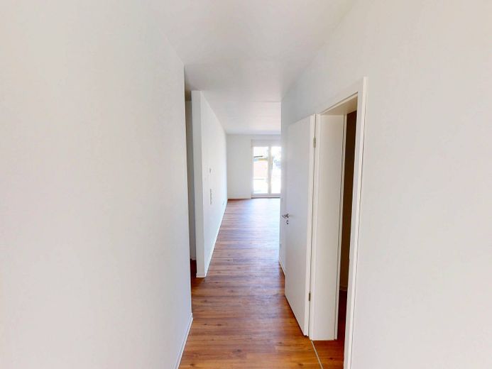 Hell und modern: Große 4-Zimmer-Wohnung mit EBK, 2 BÄDERN und BALKON im Neubauquartier FIELD 4 – Flur