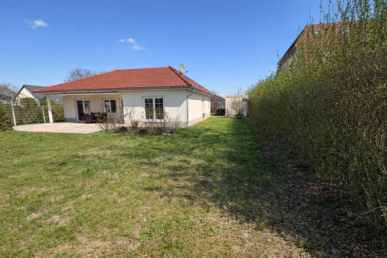 Tek katta yaşam – geniş güneybatı arsaya sahip modern bungalov – Garten