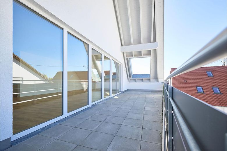Großzügige 3-Zimmer Eigentumswohnung in Krumbach | Neubau mit Balkon & Aufzug (W9) – Großzügige Loggia