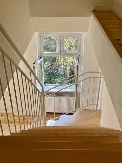 Sonnige Maisonette im Komponistenviertel – 2 Balkone, Südausrichtung & ruhige Lage im Grünen – Blick von der Treppe