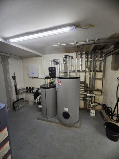 Zweifamilienhaus mit Ferienhaus und zus. Grundstück, neue Wärmepumpe und PV-Anlage - Provisionsfrei – Wärmepumpe Inneneinheit