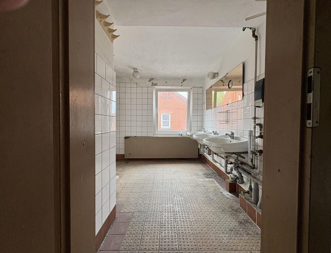 PROVISIONSFREI | KFZ-Werkstatt mit Lackierkabine & 17 Stellplätzen – 557 m² – Dusche / Sanitärbereich