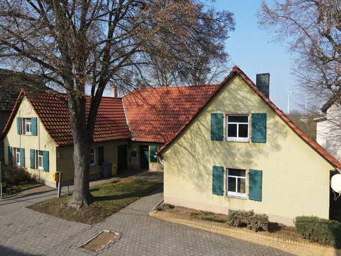 Historisches Dorfhaus-Ensemble mit Hofcharakter - Wohnen &amp; Arbeiten im Salzatal – Front 1