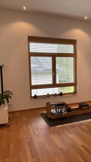 Maison d’architecte baignée de lumière dans un emplacement privilégié – Habiter avec une vue dégagée sur la verdure – Mittelzimmer OG