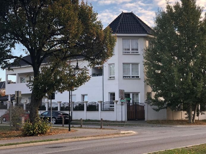 Helle 3-Zimmer-Wohnung im 1. OG mit Balkon – 84 m², Fußbodenheizung, Stellplatz – Außenansicht