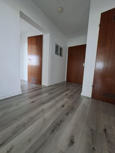 Flur mit Blick auf Eingangstür