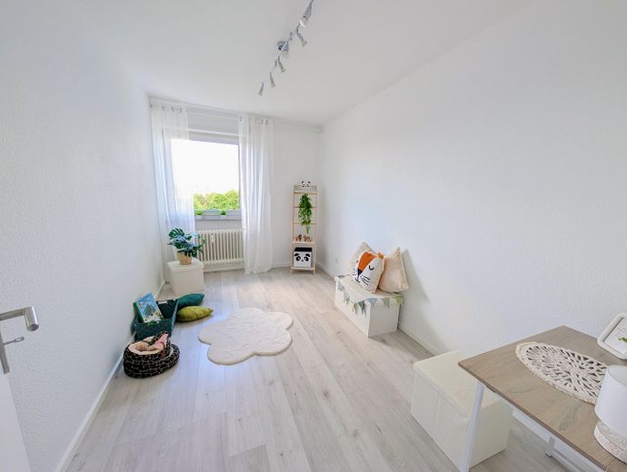 PROVISIONSFREI - sofort einziehen - Helle 3-Zimmerwohnung mit Blick zur Pfalz, komplett renoviert – Kinder-/ Arbeitszimmer
