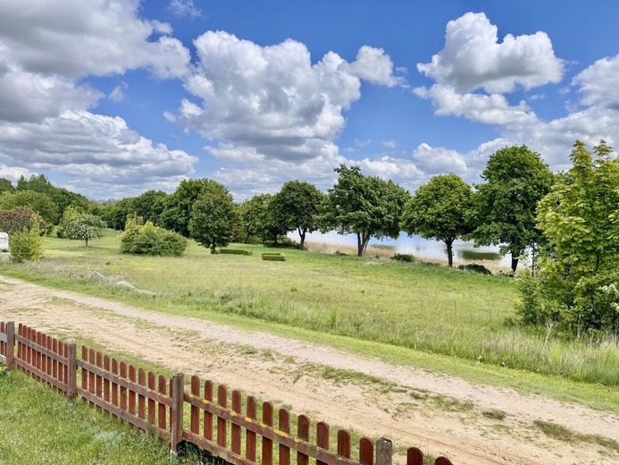 HORN IMMOBILIEN ++ RESERVIERT++ Ferienhaus am See in Lebehn bei Krackow – Seeblick