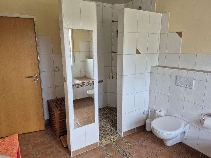 Top gepflegte Doppelhaushälfte in Becklem | 6 Zimmer | Wärmepumpe | PV-Anlage | A+ Energieeffizienz – Bad 1. OG - Zugang Dusche