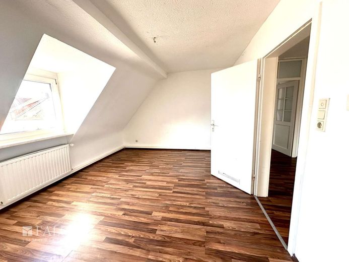 Historisches Ambiente: Großzügige DG-Wohnung! – Wohnzimmer