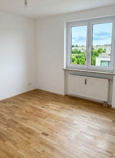 Aussergewöhnliche 3,5-Zi-Maisonette-Wohnung, 2 Wohnebenen, Stadtrandlage, offener Kamin,Einzelgarage – Schlafzimmer mit Echtholzparke