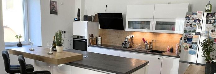 Einbauküche mit Kochinsel