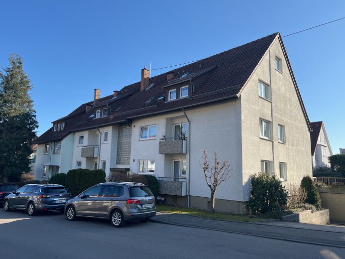 2,5 Zi-Wohnung Hochparterre mit Nord und Süd Balkon in ruhiger Lage, Tiefgarage, geringe Nebenkosten – Hausansicht
