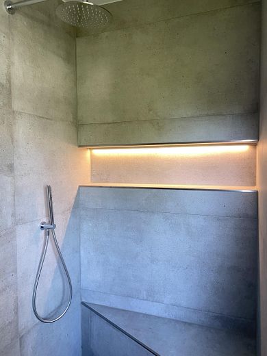 Dusche mit Sitzbank