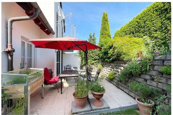 Einziehen & genießen: Provisionsfreie DHH am Moniberg mit traumhaftem Fernblick, Sauna & 3 Terrassen