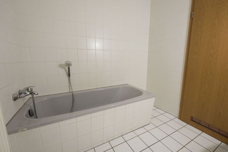 Vollunterkellertes Reihenhaus in ruhiger Stadtrandlage mit Garten und separater Garage – Wannenbad 1.OG