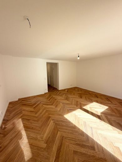 ERSTBEZUG | KERNSANIERTE 2 ZIMMER WOHNUNG MIT SÜDBALKON | RUHIG | SCHWABING-WEST | OLYMPIAPARK – Wohnbereich