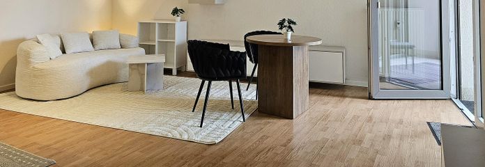 2 Zi. mit Balkon & möbliert | Bj. 2017 | provisionsfrei | Adlershof – Wohnzimmer