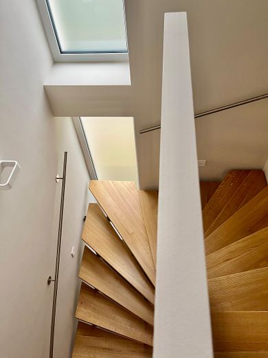 Casa d’architetto completamente ristrutturata a Mainz-Drais | 191 m2 | 7,80 m di larghezza della casa | 3 bagni | Pompa di calore – Treppe