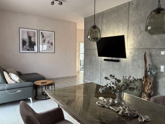 Hoogwaardig gemoderniseerd 3-kamerappartement op de bovenste verdieping met balkon, garage & parkeerplaats – Wohn- und Essbereich
