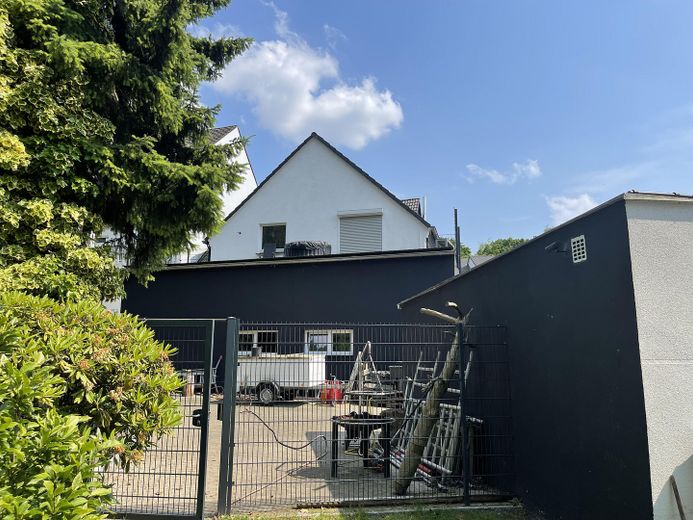 Mehrgenerationen Haus – Rückseite vom Garten aus