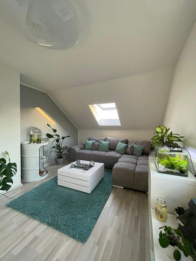 Helle 3-Zimmer-Dachwohnung in zentraler Lage von Rodenbach – Wohnzimmer