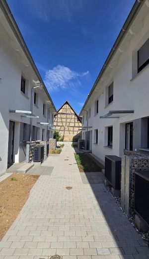 Derede yaşamak - bahçeli ve yeşilliğe bakan aile için modern yeni yapım sıra evi – Zugang
