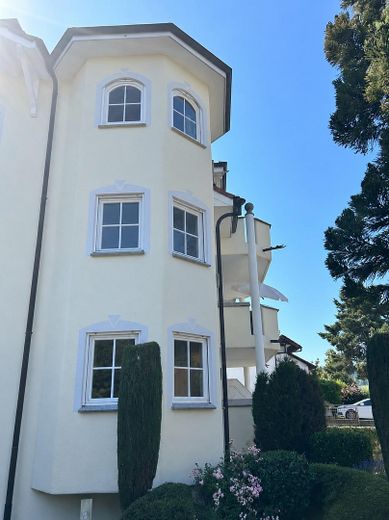 Charmante 3-Zimmer-Wohnung im mediterranen 6-Familien-Haus – Außenansicht 