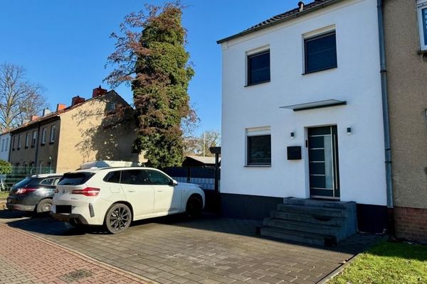 Bönen: Kernsaniertes Zechen-Eckhaus mit großem Garten und riesigem Carport!