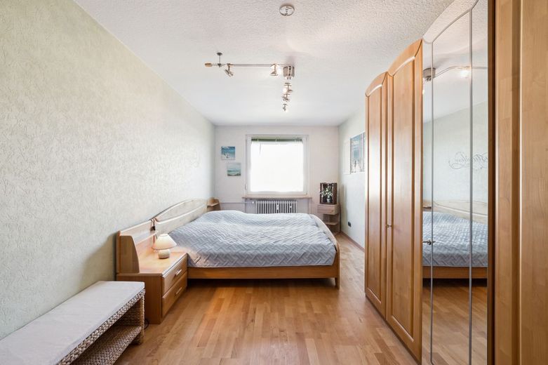 Helle und komplett modernisierte Eigentumswohnung in ruhiger Lage mit Feldblick – Schlafzimmer